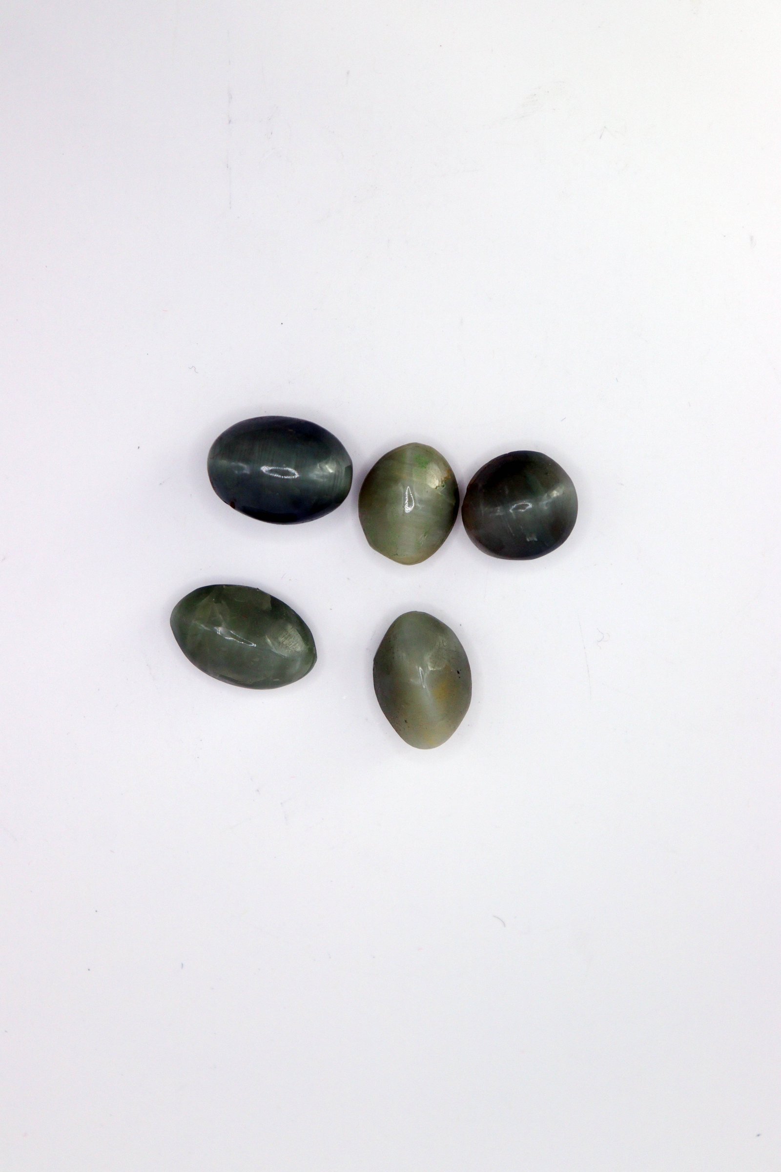 लहसुनिया (cats eye stone)